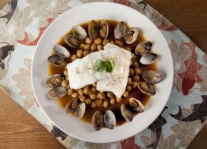 lomos-de-bacalao-con-garbanzos-y-almejas