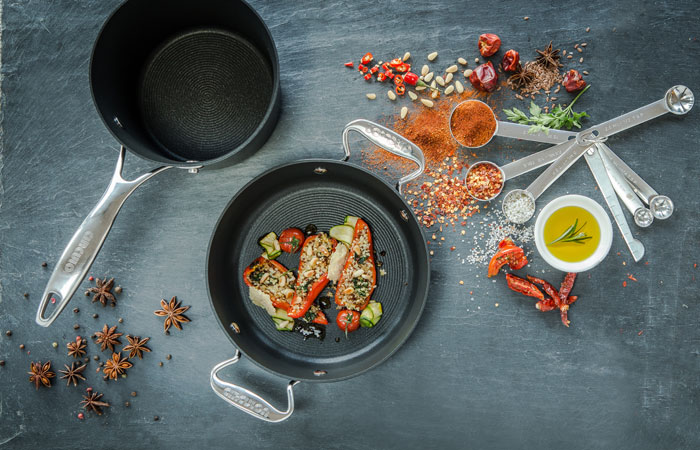 Juego de ollas de cocina. sartenes y cacerolas, sartén con asa y wok.