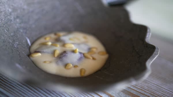 Caballa ahumada con crema ligera de berenjena” sobre Summa - Cuenco Gris.