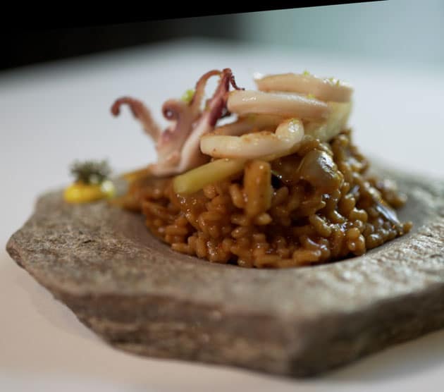  Elaboración de Arroz de alcachofas y ajos tiernos con calamar de playa sobre Summa - Médulas Supiedra.