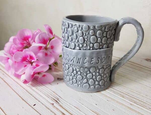 Mug-con-texture-particolar-in-porcellana-e-modellata-a-mano