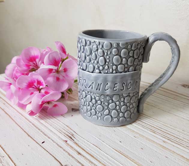 Mug-con-texture-particolar-in-porcellana-e-modellata-a-mano