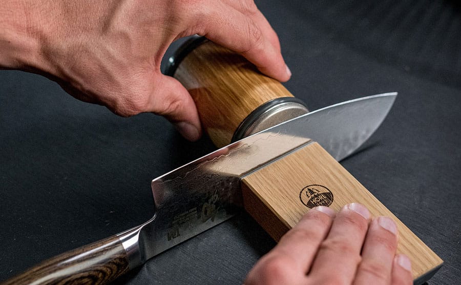 HORL2_Oak_sharpening_of_an_Asian_knife