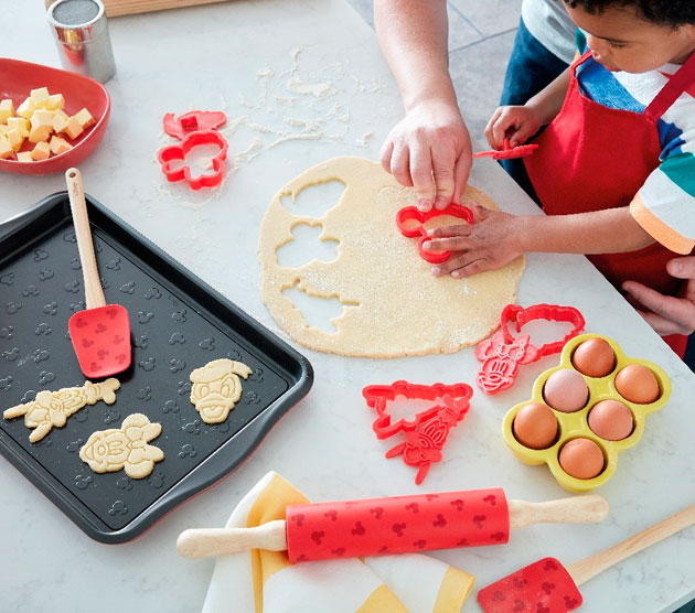 conjunto-de-pequeños-moldes-para-preparar-galletas-Mickey-MouseYour-Baking-Creations_Alt-100