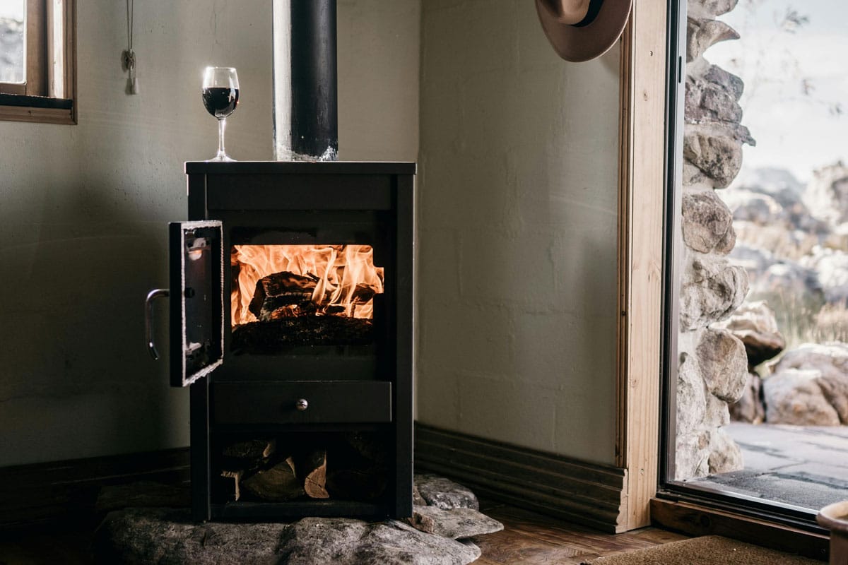 limpieza-chimenea de leña Cristal de estufa de leña completamente limpio después de aplicar truco casero