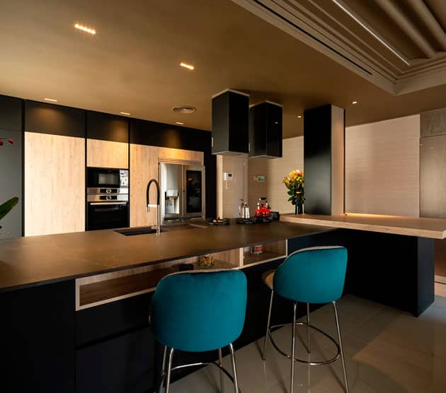 Isla de cocina moderna con estanterías