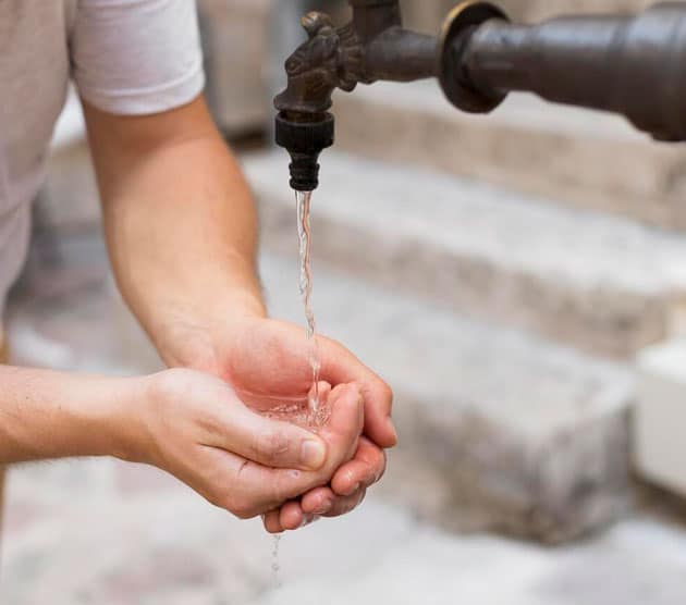 Las bombas sumergibles son esenciales en zonas rurales sin acceso al agua potable. Esta guía básica te enseña cómo elegir la más adecuada para tus necesidades, considerando profundidad del pozo, tipo de motor, materiales y más.