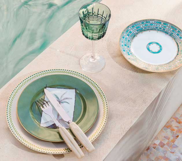 Descubre la tendencia Palm Mosaics para primavera 2025: artesanía francesa, vajilla con inspiración mediterránea y piezas decorativas de marcas como Gien, Marie Daâge o Luminarc.