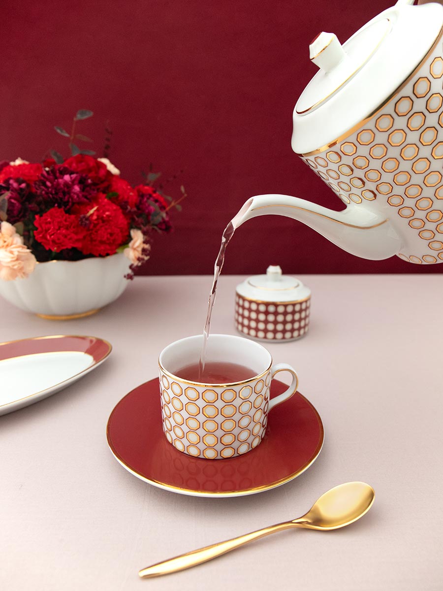 Colección-Ruby-de-Porcel,-vajilla-en-porcelana-fina-con-detalles-en-oro-y-burdeos-Ruby-2