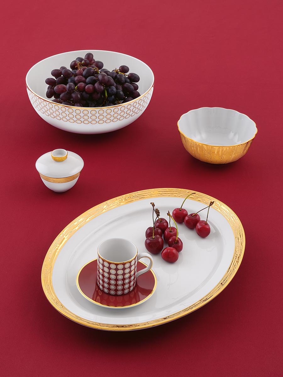 Colección-Ruby-de-Porcel,-vajilla-en-porcelana-fina-con-detalles-en-oro-y-burdeos-ruby-3