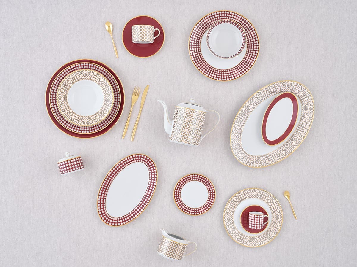 Colección-Ruby-de-Porcel,-vajilla-en-porcelana-fina-con-detalles-en-oro-y-burdeos