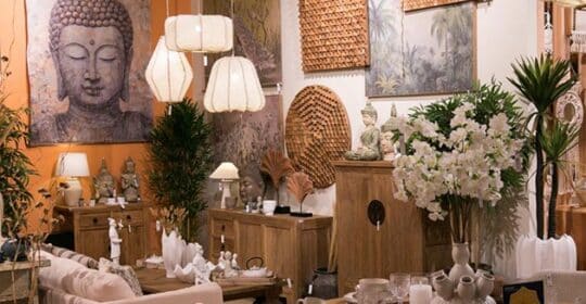 Espacio-decorativo-en-Intergift-con-mobiliario-natural-y-tonos-cálidos