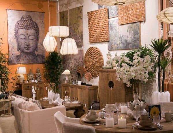 Espacio-decorativo-en-Intergift-con-mobiliario-natural-y-tonos-cálidos