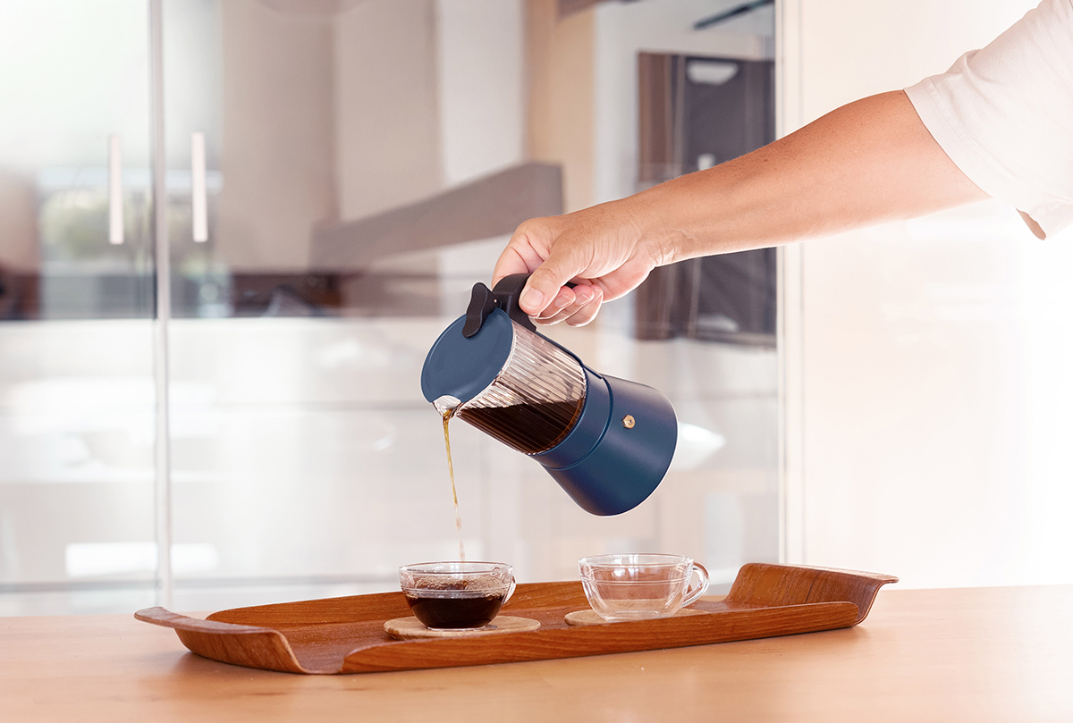 Cafetera-Clair-en-color-marino-sobre-encimera