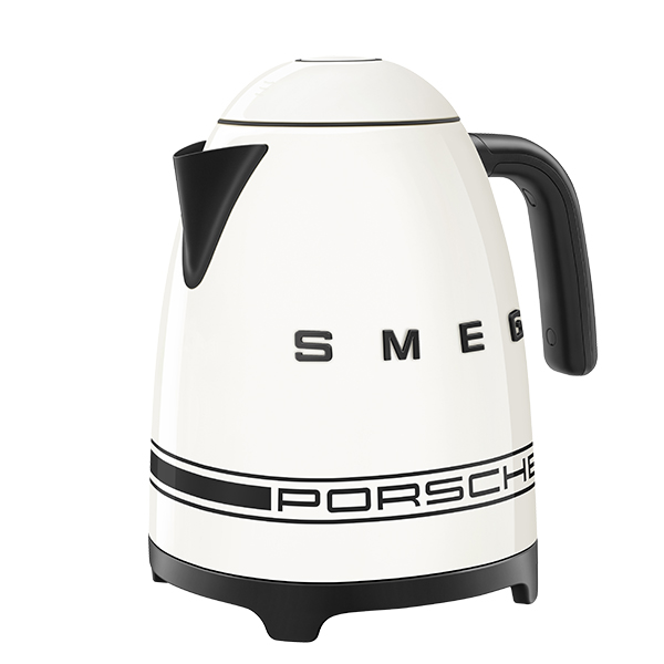 Hervidor-Porsche-Smeg-con-franja-Porsche-y-detalles-en-negro-mate